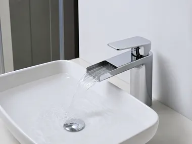 Low profile bathroom faucet designed for vessel sinks and shallow vanity configurations