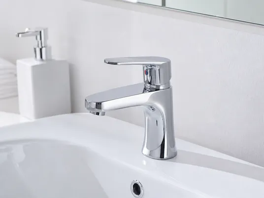 Single handle bathroom faucet with ceramic disc cartridge