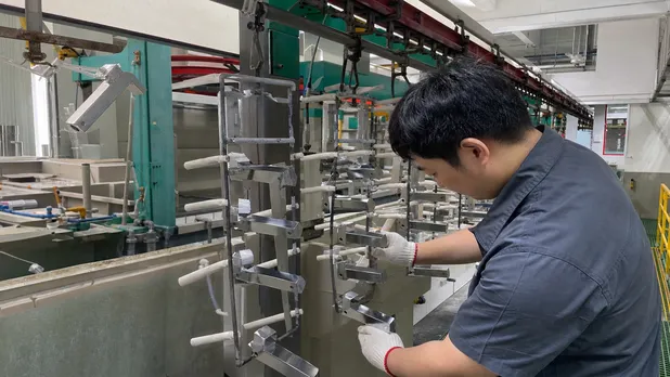 Electroplating rack positioning for modern square-body faucet to control edge effect