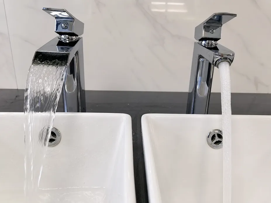 Waterfall faucet sheet-flow spout versus standard aerator spout — flow geometry comparison