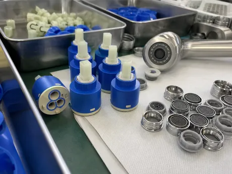 Kitchen faucet cartridges ceramic disc pull-out pull-down single lever