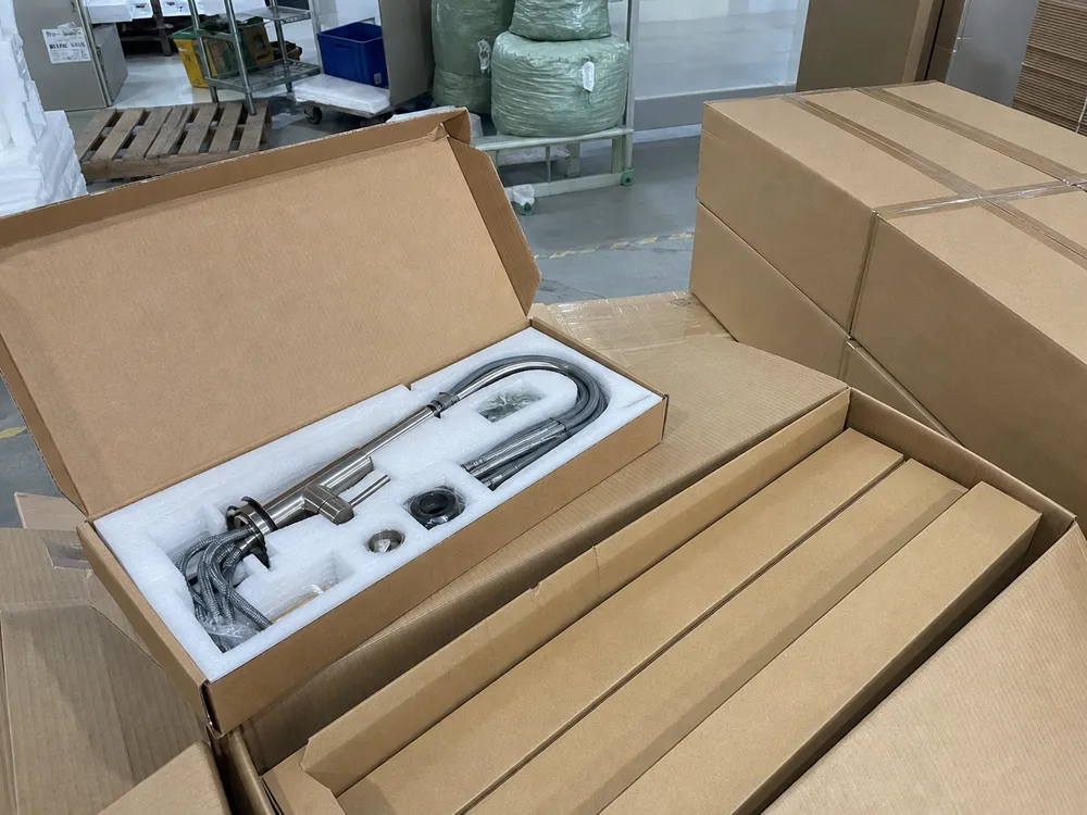 Pull-down kitchen faucet master carton packing configuration for container loading