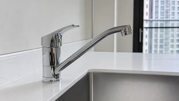 Single handle chrome kitchen faucet for new construction project supply