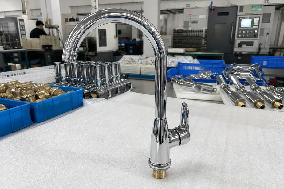 Single handle kitchen faucet — brass body, ceramic disc cartridge, manufactured by Wfaucet
