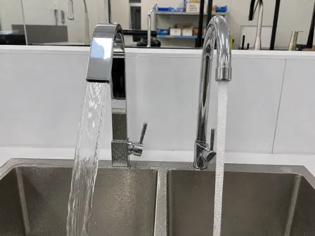 Waterfall kitchen faucet wide flat outlet versus standard round aerator outlet — sheet-flow pattern comparison
