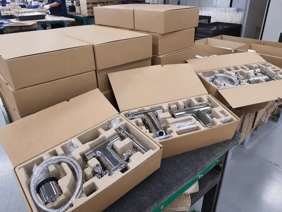 Bathtub faucet packing with double-wall corrugated cartons and molded pulp inserts