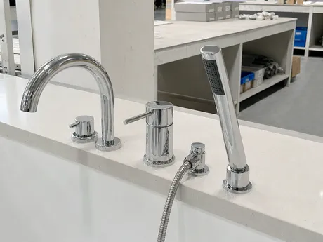 Deck mount bathtub faucet with integrated diverter