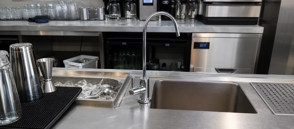 Commercial bar installation with beverage faucet for filtered water