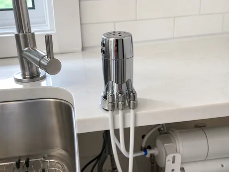 Air gap RO faucet with three-port design for code-compliant RO installations